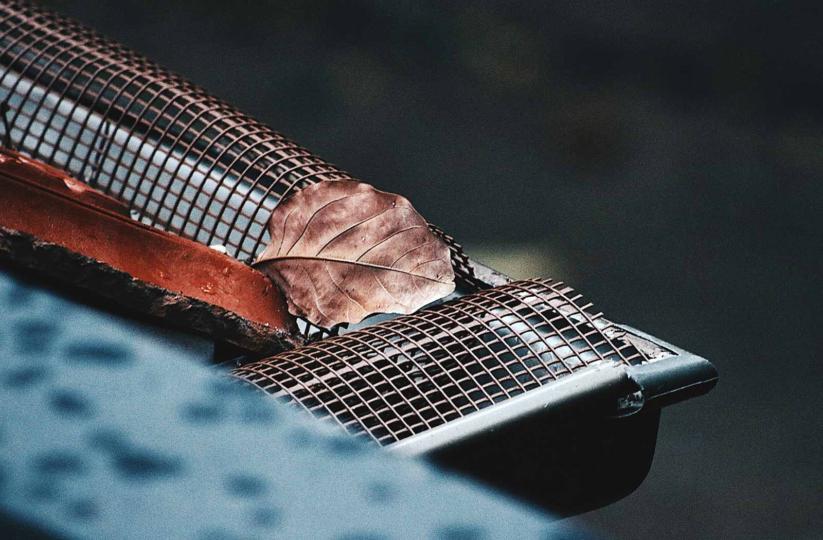 verstopfte Dachrinne Reinigung von Dachrinnen